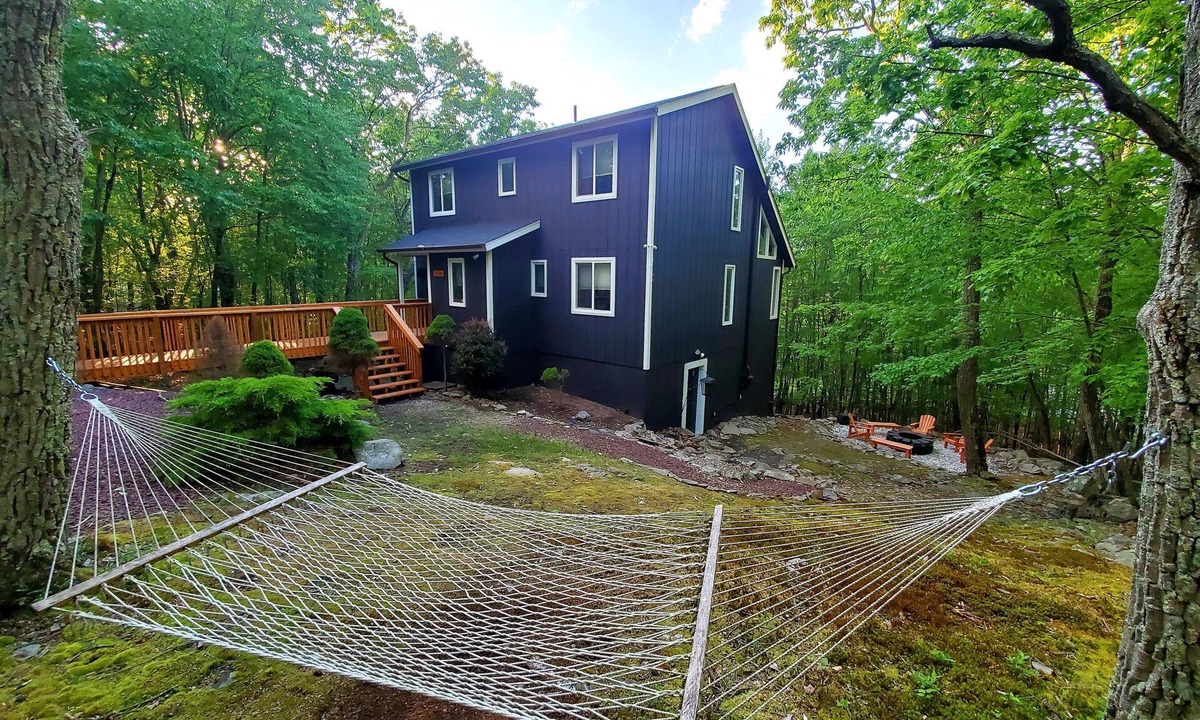 Bushkill House | #1 Rated Poconos Lodge Near Shawnee – Game Room & Community Indoor Pool/Hot Tub