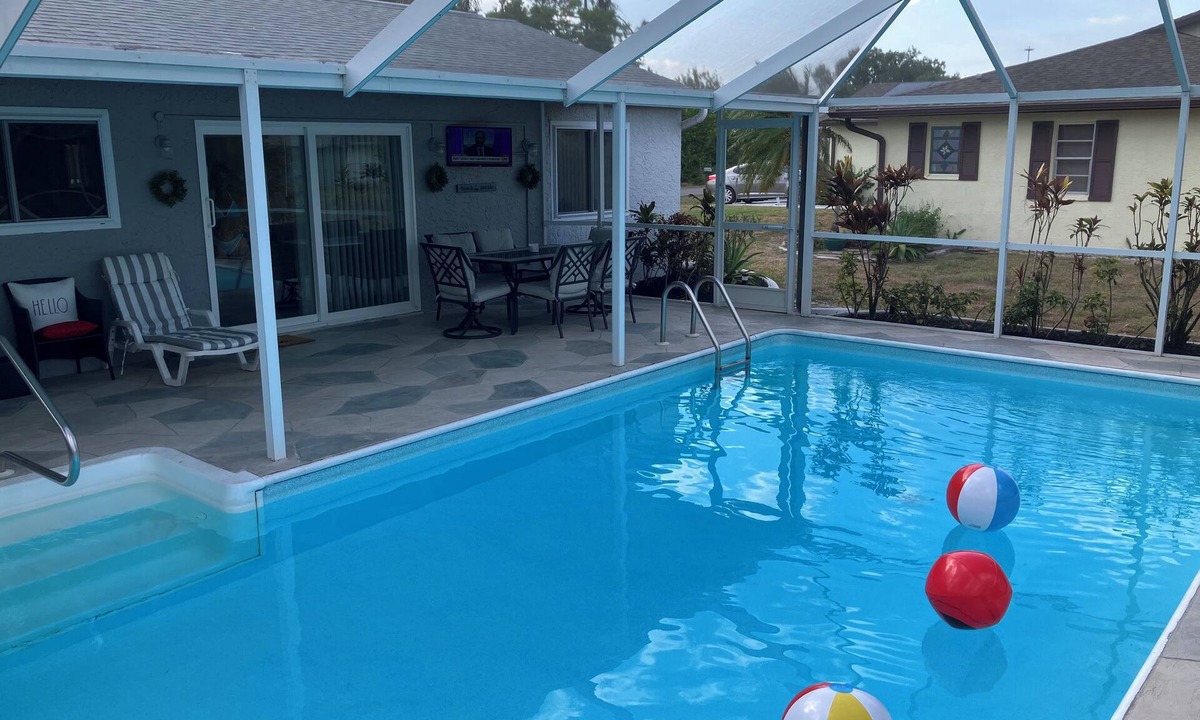 Port Charlotte House | 2 bedroom pool house Port Charlotte. Close to shopping.