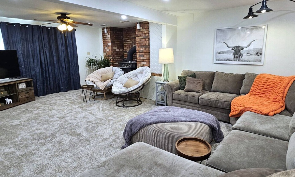 Page House | 2 Bedroom, Washer/Dryer, Sleeps 6, lower, (No Kitchen)