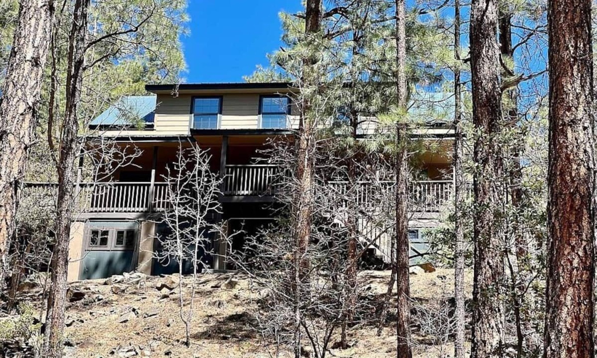 Groom Creek Cabin | 2 King 1 Queen hot tub 3-bedroom cabin in Groom Creek