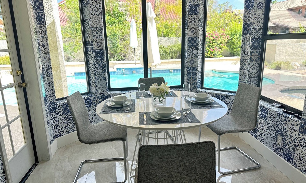 Val Vista Lakes House | 2800 SQFT Estate - Large Yard - Val Vista Lakes