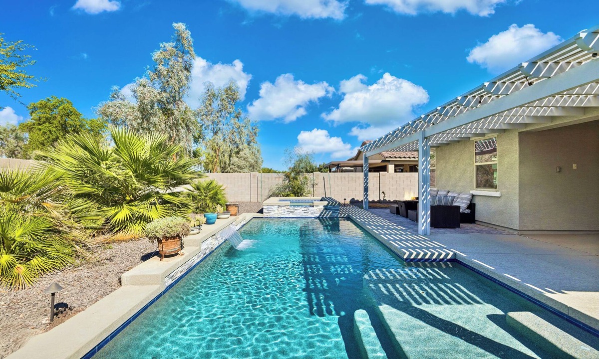 Morning Sun Farms House | 3-bedroom house in phenomenal San Tan Valley with gorgeous heated pool & hot tub