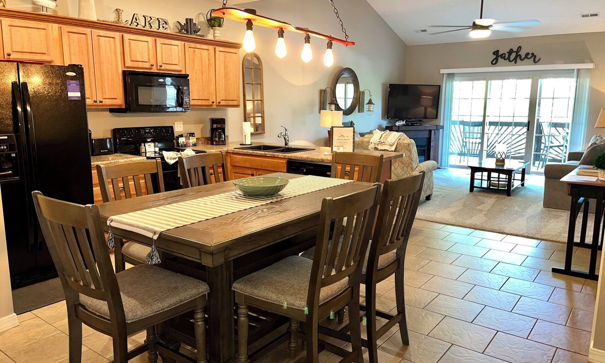 Hollister Condo | 3 BR, 2 Bath Upper Level Condo on Table Rock Lake, Dock Access and fireplace