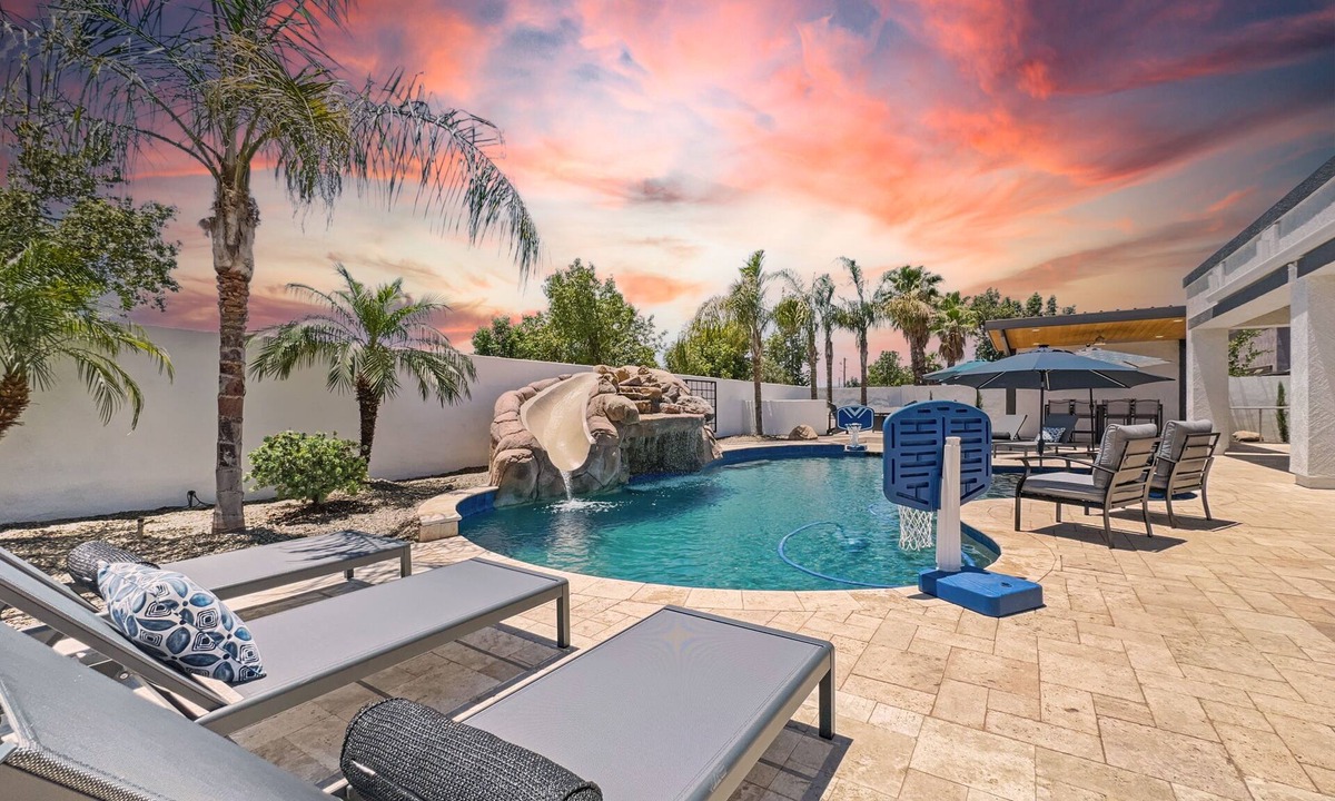 Queenland Manor House | 3 King Rooms, Sleeps 12 Heated Pool, Waterslide Paradise! 30 Night Min.