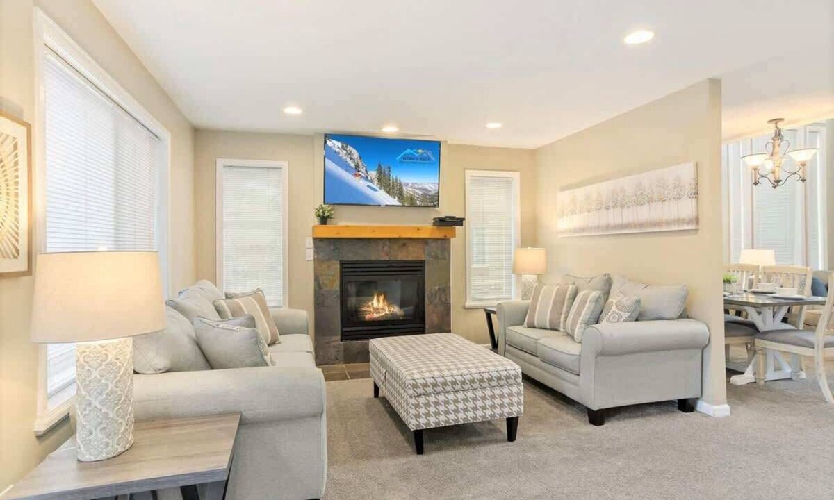 Midvale House | 3 Parkside Homes * 9 Bedrooms * Hot Tubs * Groups!