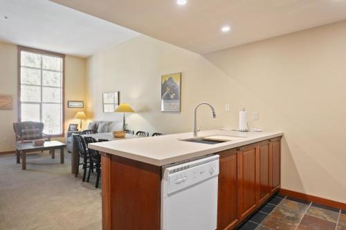 Snowbird Apartment | 3506 - One Bedroom Den Standard Powderhorn Lodge condo