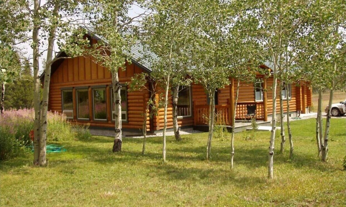 Lazy Acres Cabin | 3BR just 7 minutes from Yellowstone, perfect for 6 guests. Experience comfort at Lazy Fox