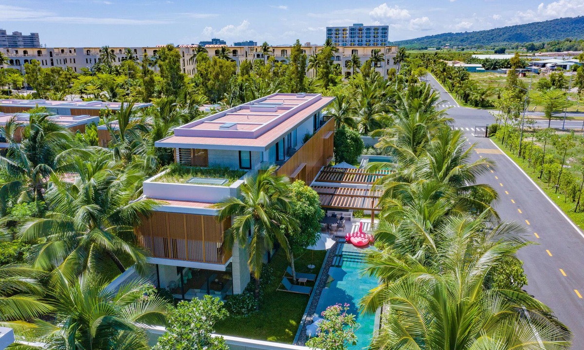 Long Beach Villa | 4 bedrooms villa, 10 minutes walk to the beach, 10 minutes to airport/center