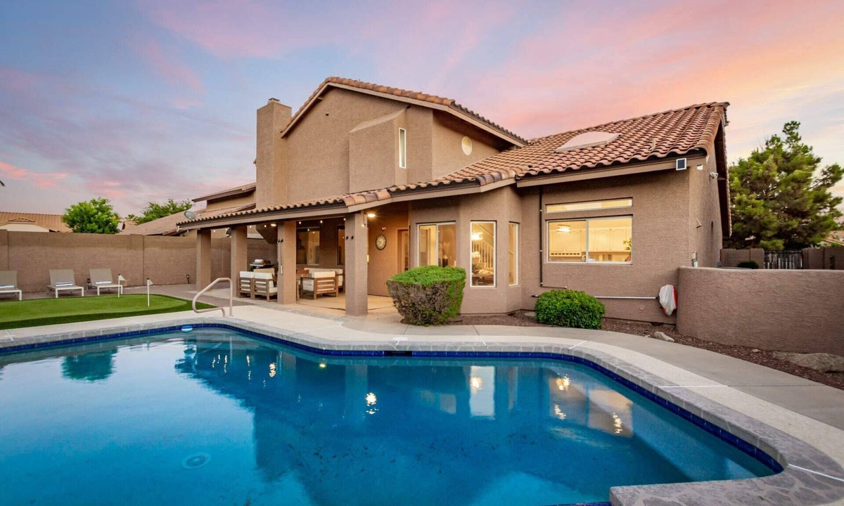 Paradise Park Vista House | 4 King Beds | 3 Showers | Pool, Hottub & Putt Grn.