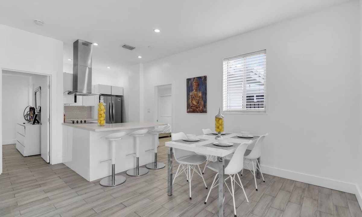 Westchester Apartment | 4 ppl/free parking/Westchester