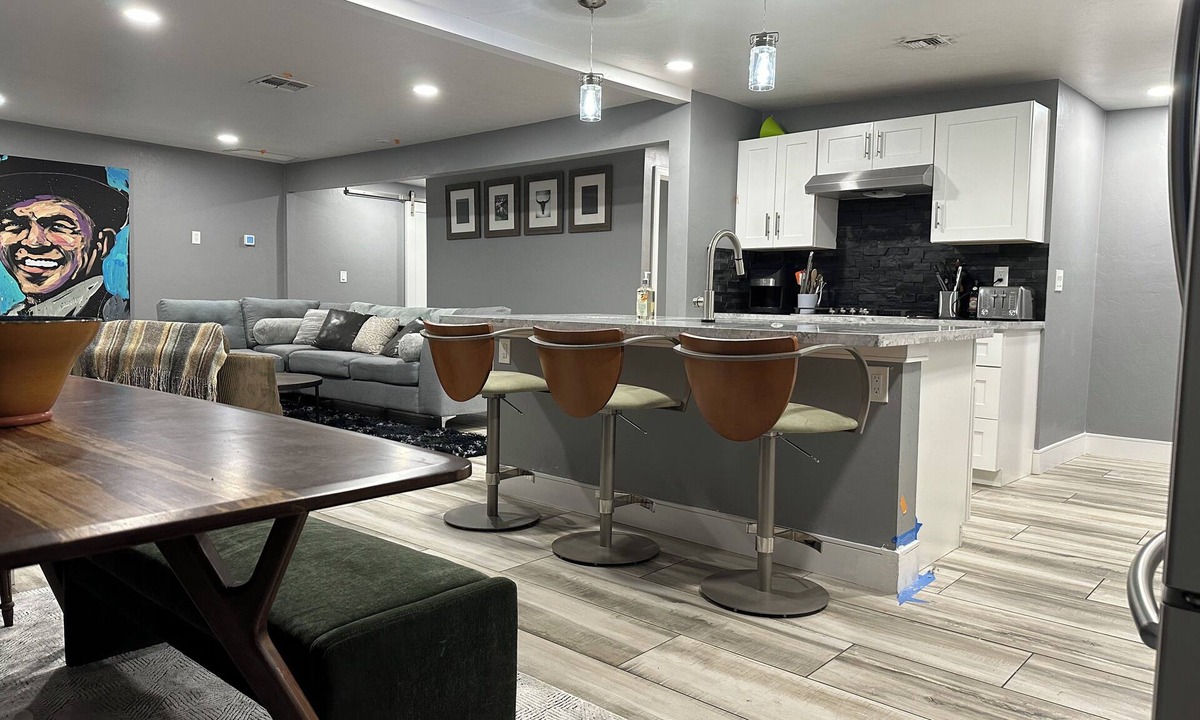 La Madera House | 5 Bedroom House, Backyard Sand Volleyball Court, Horseshoe Pit Close 2 UofA