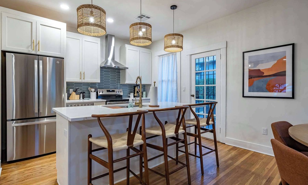West University House | 5th Avenue Bungalow by Velo
