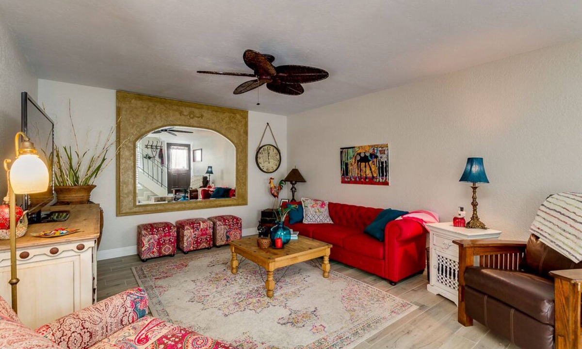 The Lakes House | A+Gem in a GREAT location! Includes clubhouse w/heated pool, gym, pickleball!