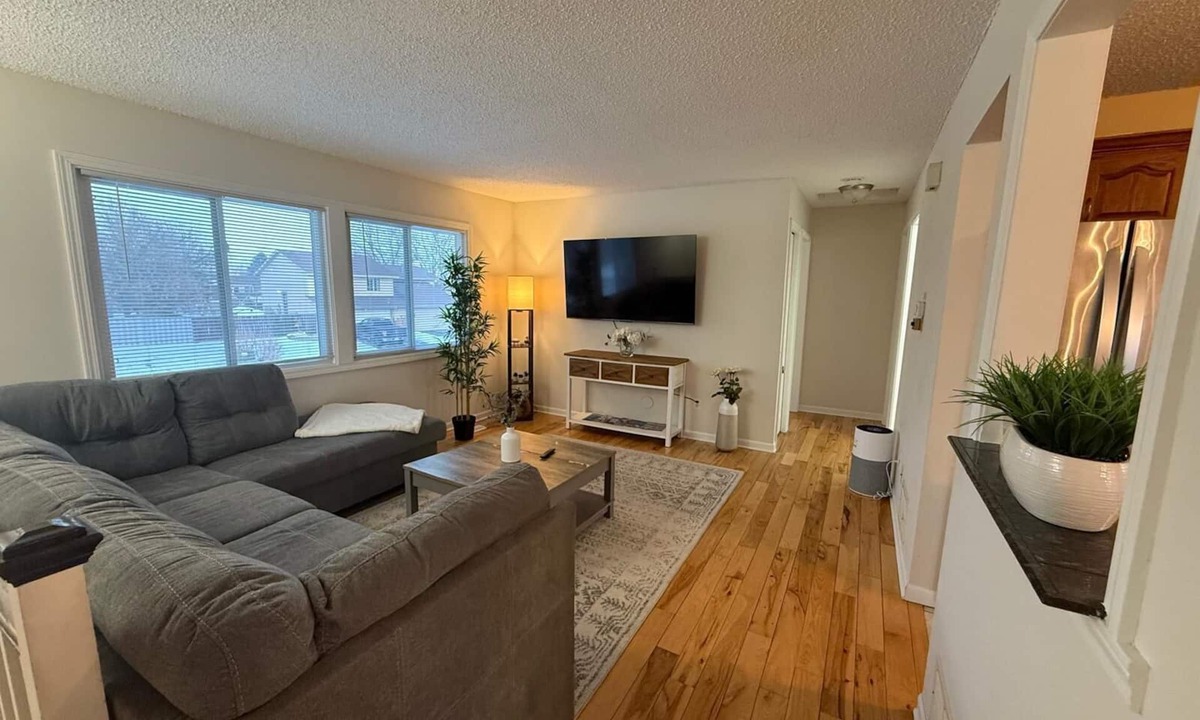 Burnsville House | A Spacious & well furnished 5bedroom house,perfect for relaxation and unwinding!