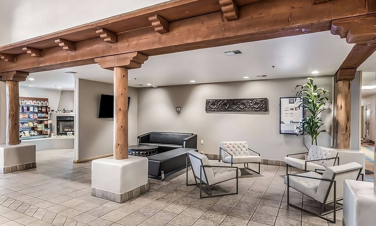 Palm Valley Hotel | Affordable Getaway at Red Lion Inn & Suites Goodyear Phoenix! Free Breakfast!