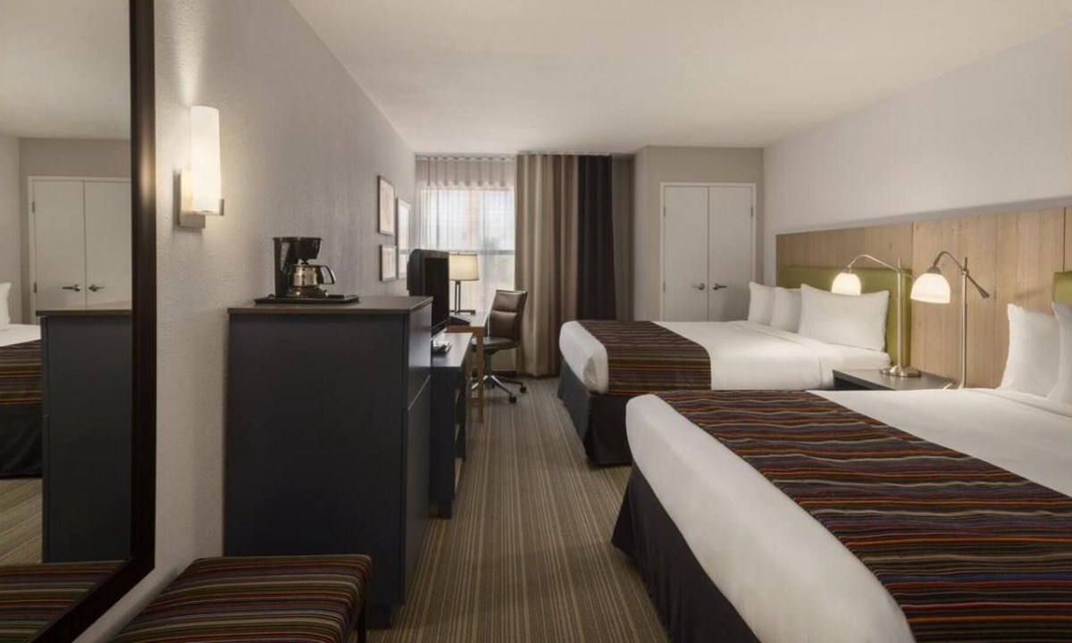 South Mountain House | Affordable Stay in Phoenix, 4 Queen Units for 16, Pool, Parking, Fitness Center