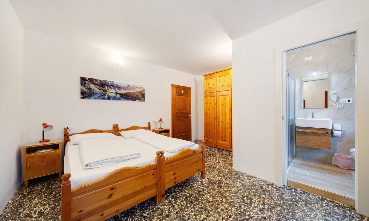 Lorenzago di Cadore Apartment | Albergo Trieste – Room '5' with Mountain View, Shared Terrace, and Wi-Fi