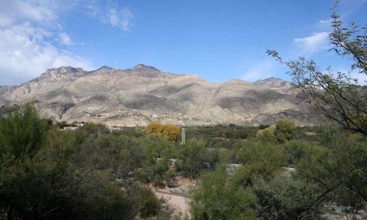 Tucson Condo | Amazing Mountain Views from this 2nd Floor Large 2 Bedroom in Ventana Canyon!
