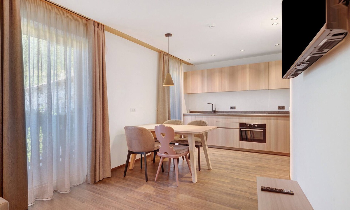 Trodena Apartment | Apartment 'Goldener Adler Premium 1' with Balcony and Breakfast Included – new 2026