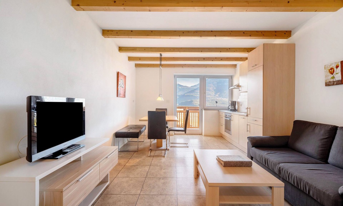 Termeno Sulla Strada del Vino Apartment | Apartment 'Kastelaz' with Mountain View, Shared Garden and Wi-Fi