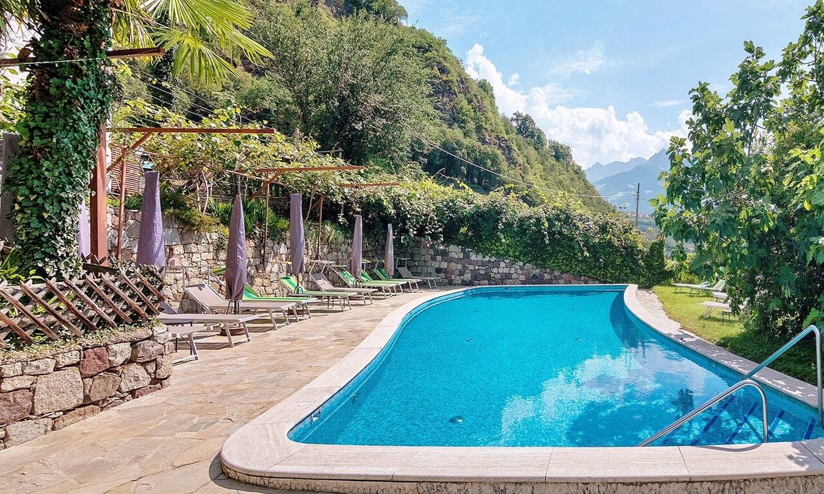 Lagundo Apartment | Apartment A4 Spisshof Annex with Panoramic View, Shared Pool and Wi-Fi