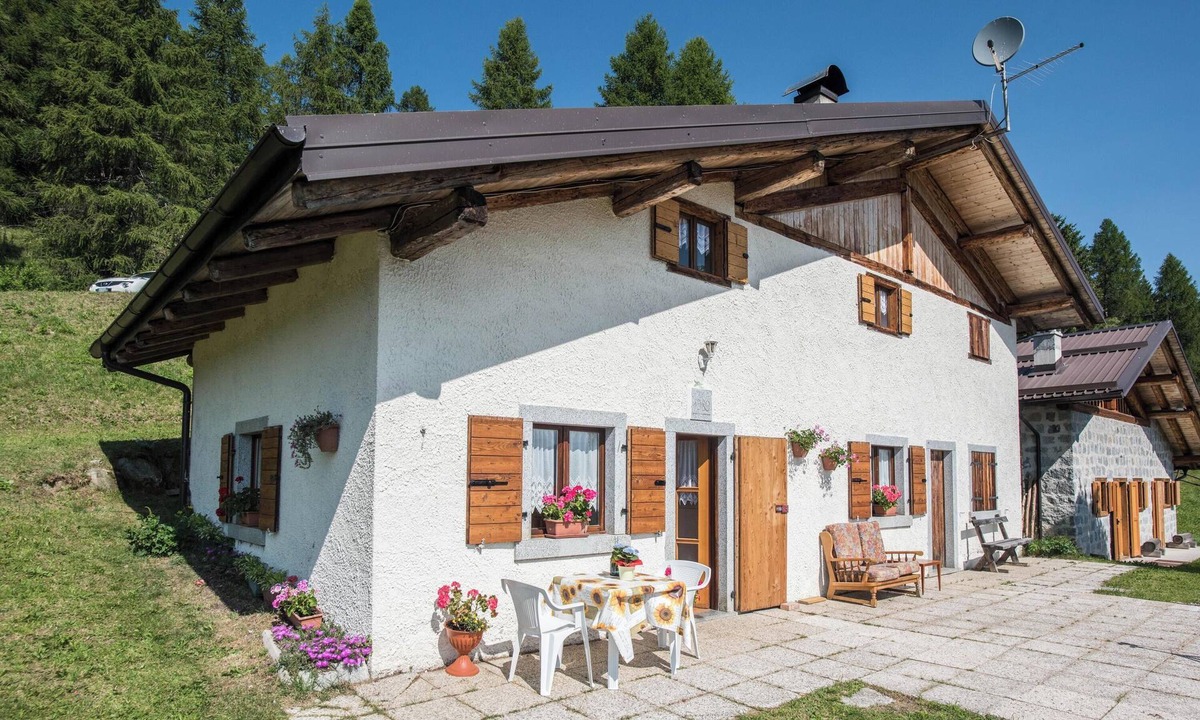 Sella Giudicarie Apartment | Apartment "Baita Località Cap" with Garden & Mountain View