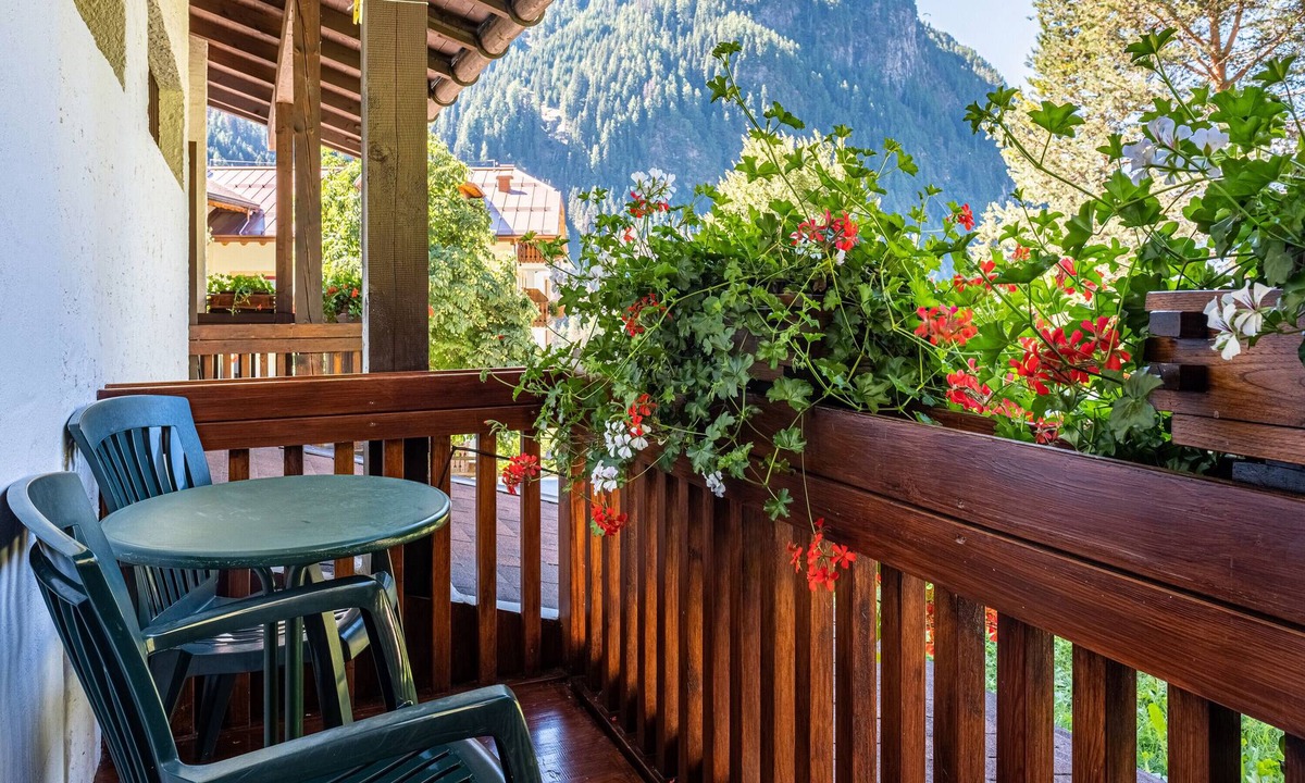 Canazei Apartment | Apartment 'Cesa Soramurat Appartamento 4' with Mountain View, Shared Garden and Wi-Fi