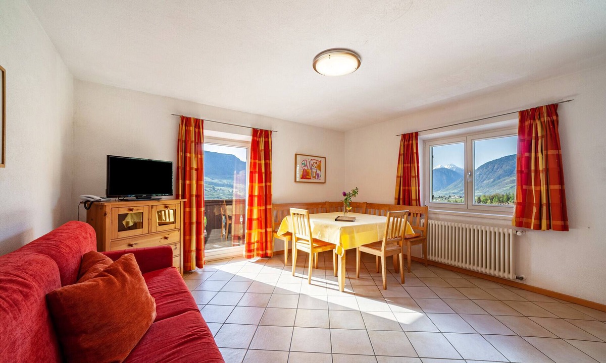 Caines Apartment | Apartment "Gasserhof Edelrot" with Mountain View, Shared Pool & Wi-Fi