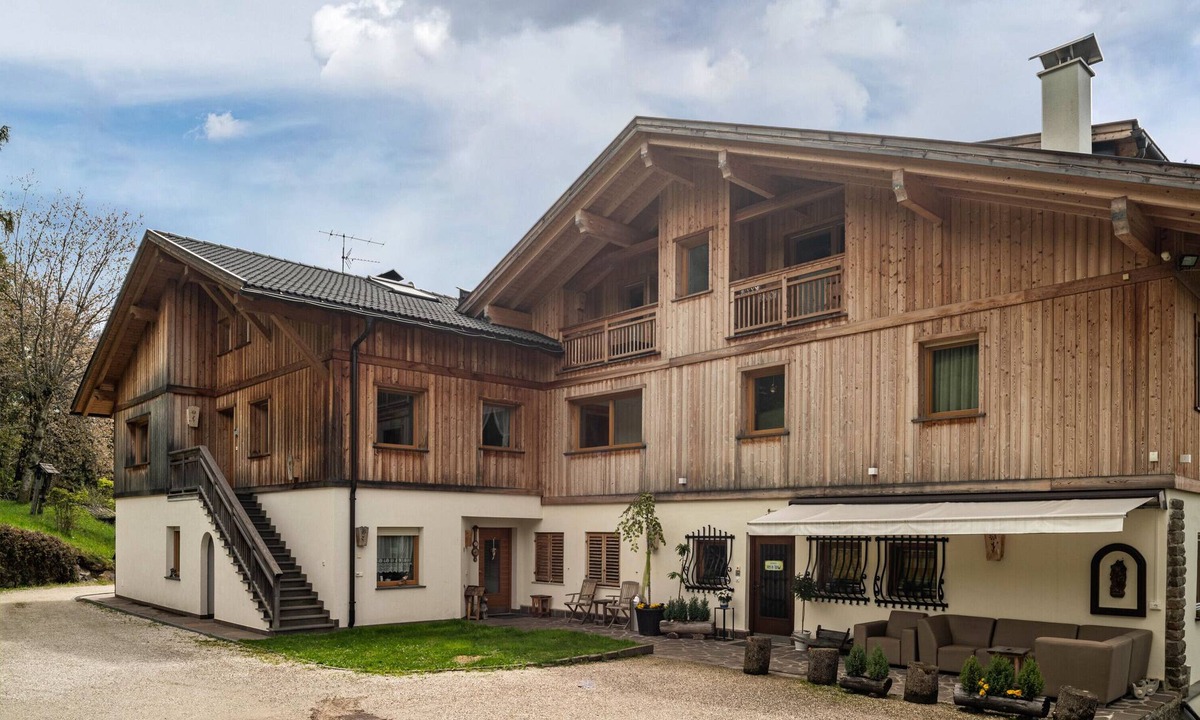 Laion Apartment | Apartment 'Haus Tirol Apt Lausbua' with Mountain View, Shared Garden and Wi-Fi