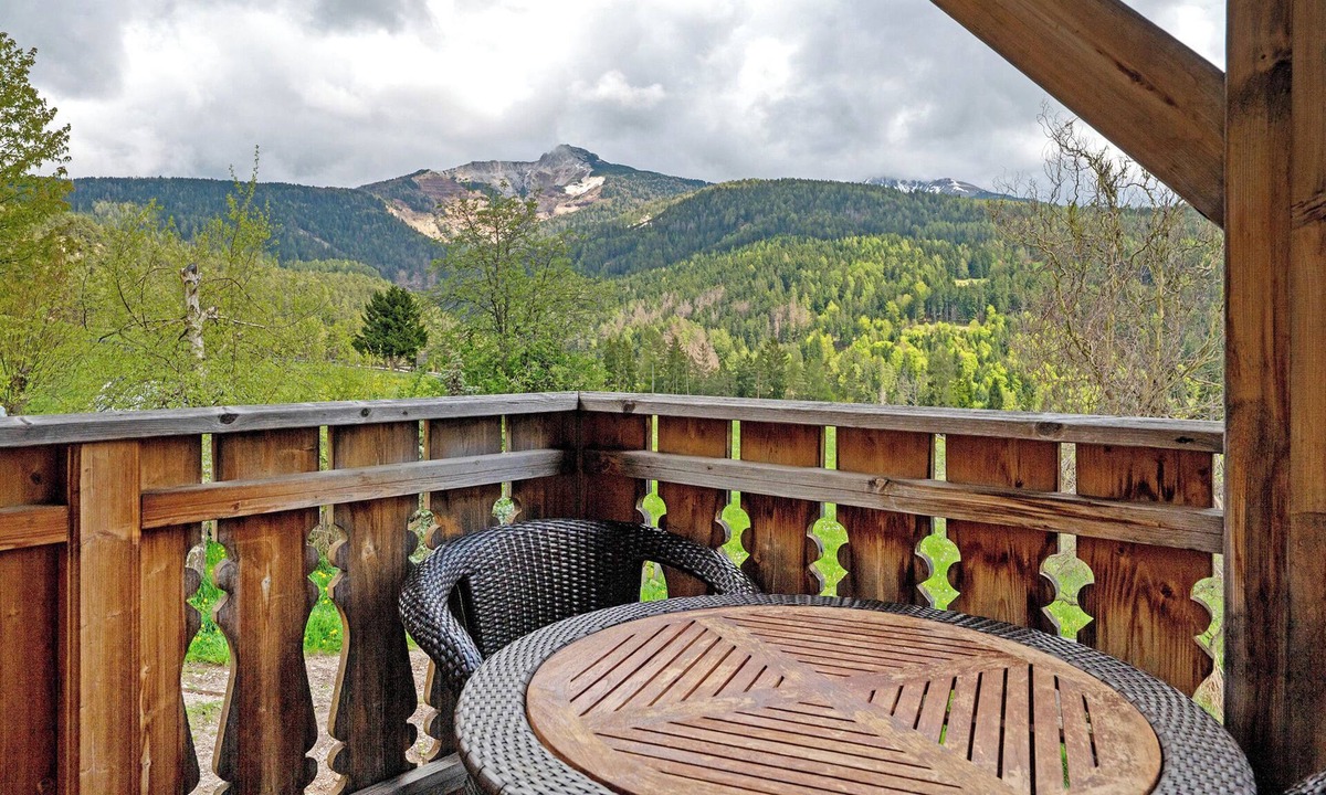 Aldino Apartment | Apartment Huanzhof Schwarzhorn with Mountain View, Garden & Terrace