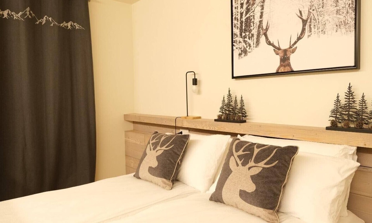 Roana Apartment | Apartment 'I Cervi' with Mountain View, Shared Garden and Wi-Fi