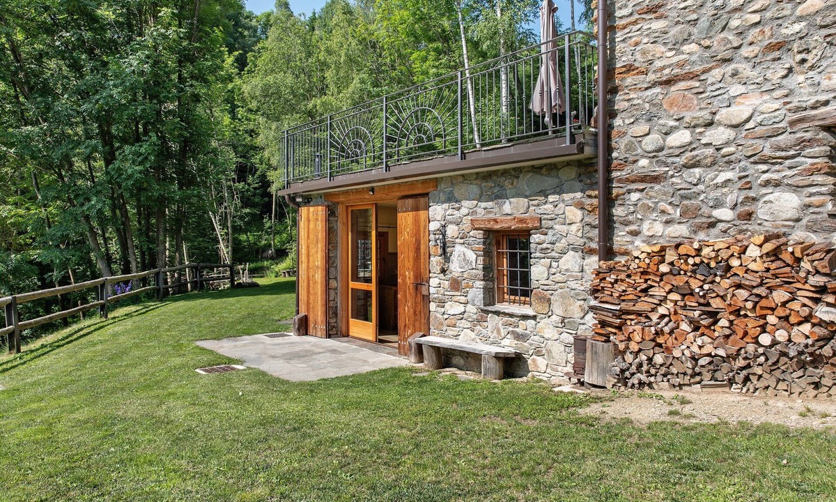 Monno Apartment | Apartment in Chalet 'Open Space Deluxe' with Mountain View and Private Garden