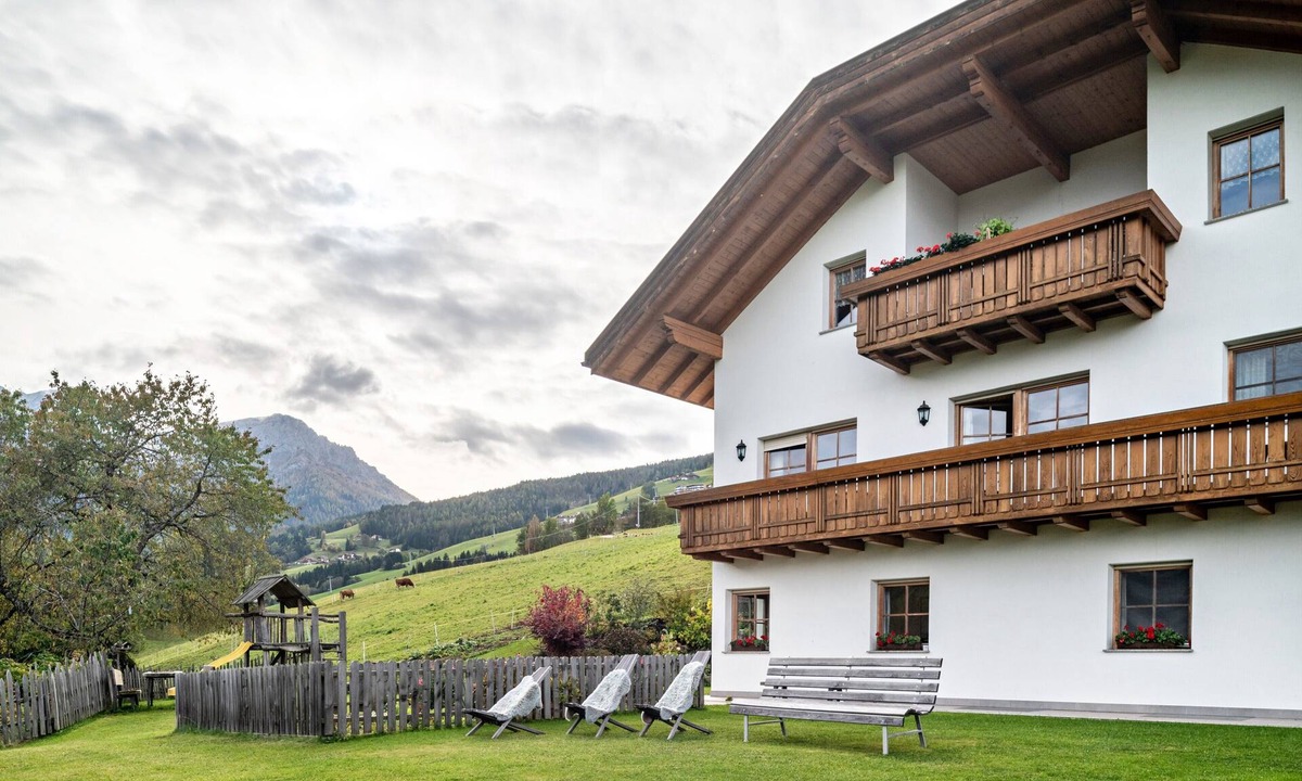 Sorafurcia Apartment | Apartment 'Kranebitterhof Enzian' with Mountain View, Shared Garden and Wi-Fi