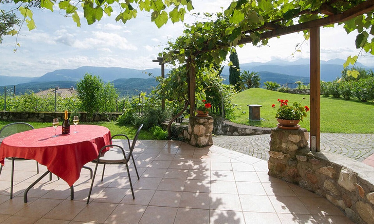 Caldaro Sulla Strada del Vino Apartment | Apartment 'Laurin' with Mountain View, Shared Terrace and Wi-Fi