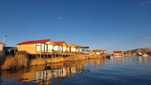 Puno Cabin | Atardecer Dorado en Uros & Titicaca Lodge Peru