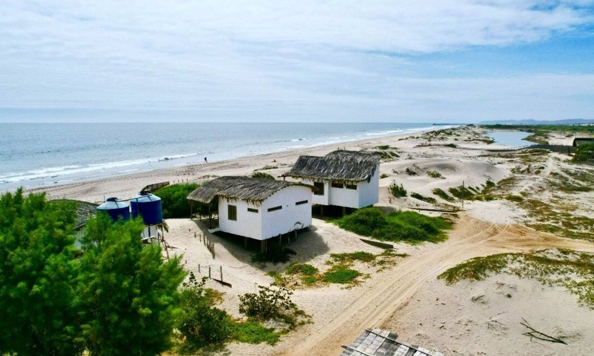 Mancora Cabin | Beach loft hut with private steps onto the beach