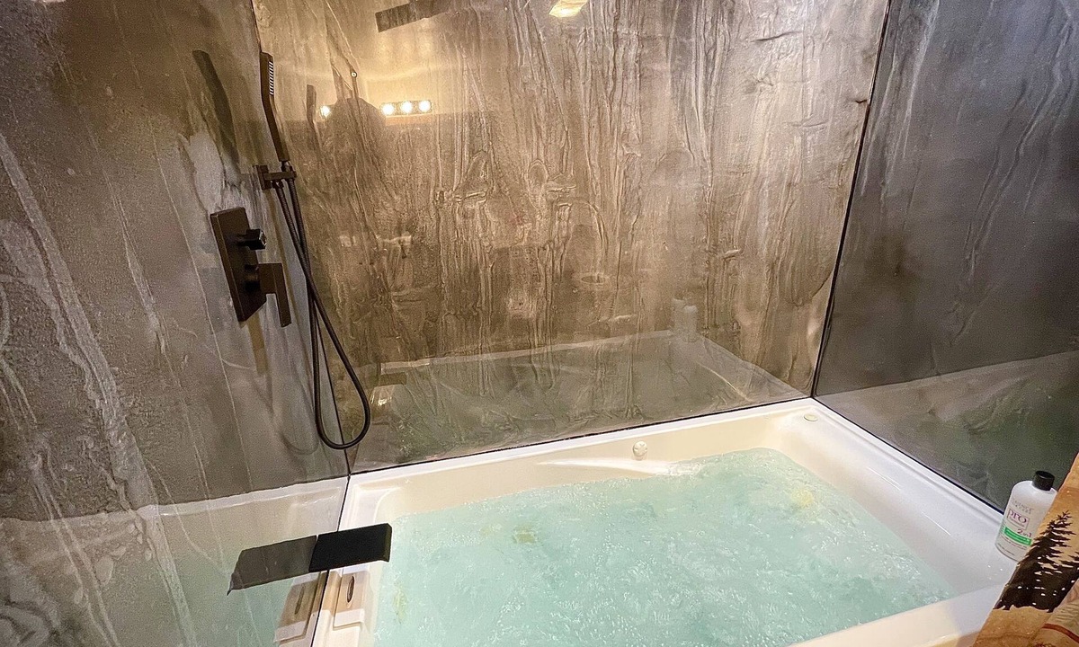 Thompson Falls Apartment | Bear Creek Resort, Cabin Suite (end unit 1 king)
