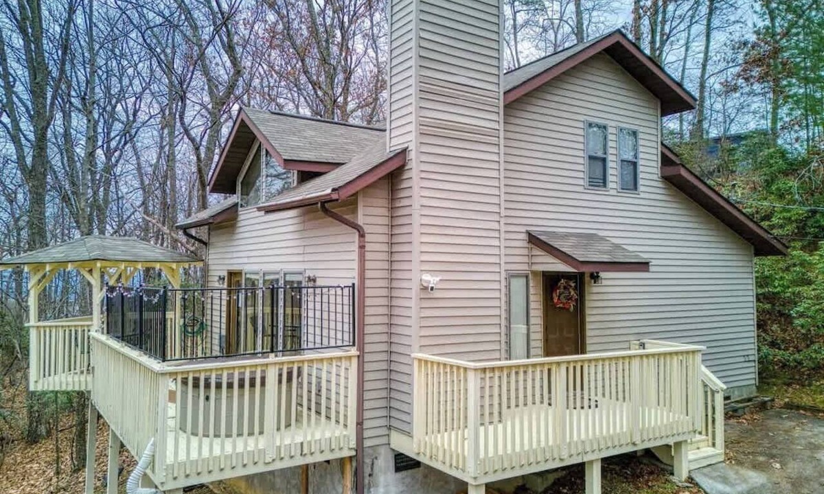 Chalet Village House | Bearly Makin' It II by Beyond Expectations: Mountain Chalet w/Hot Tub & Firepit
