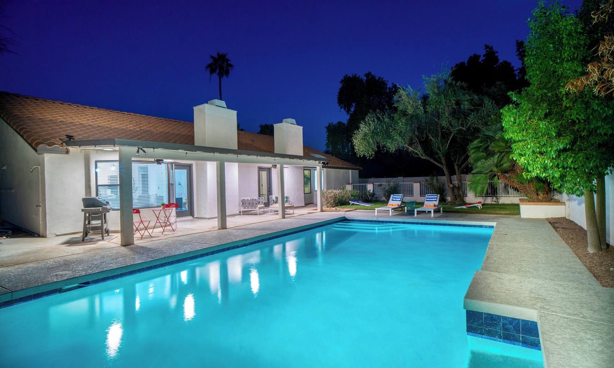 Central Scottsdale House | Beautiful 5-Bdrm Vacation Home W/Heated Pool !