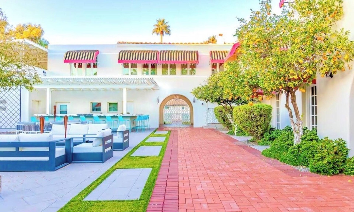 Encanto Ski Chalet | Beautiful 6-bedroom 1933 Chateau with heated pool and large play area in Phoenix