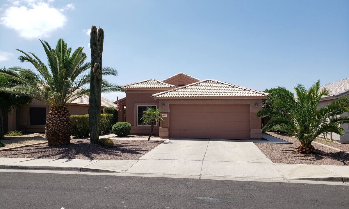 Surprise House | Beautiful Home with Private Pool and Tiki Bar. Close to Everything!