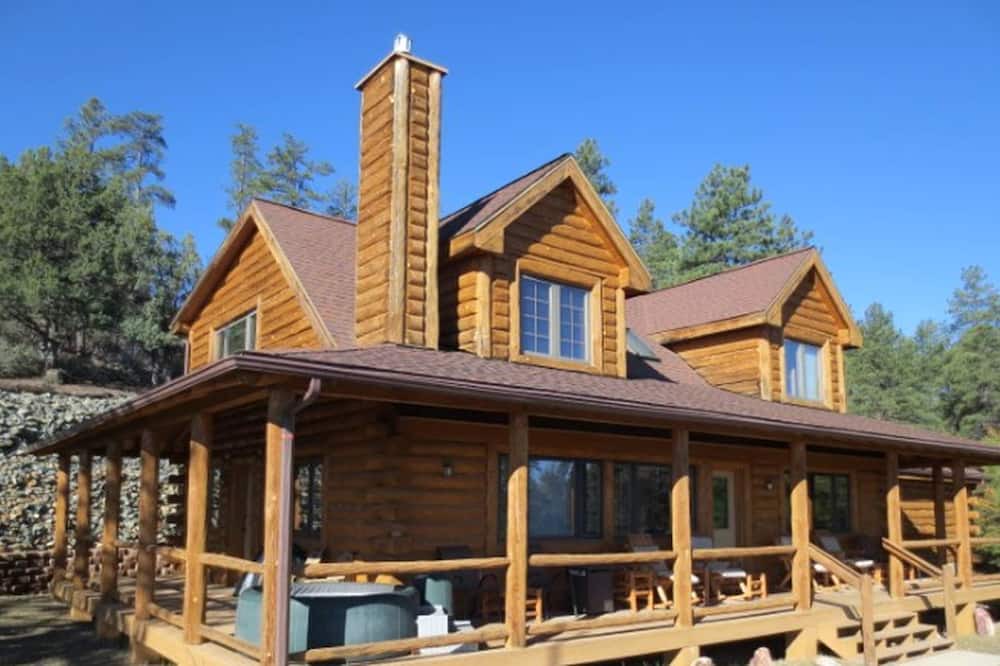 Highland Pines Cabin | Beautiful Log Cabin with Hot Tub and Mountain Views for Getaway near Flagstaff