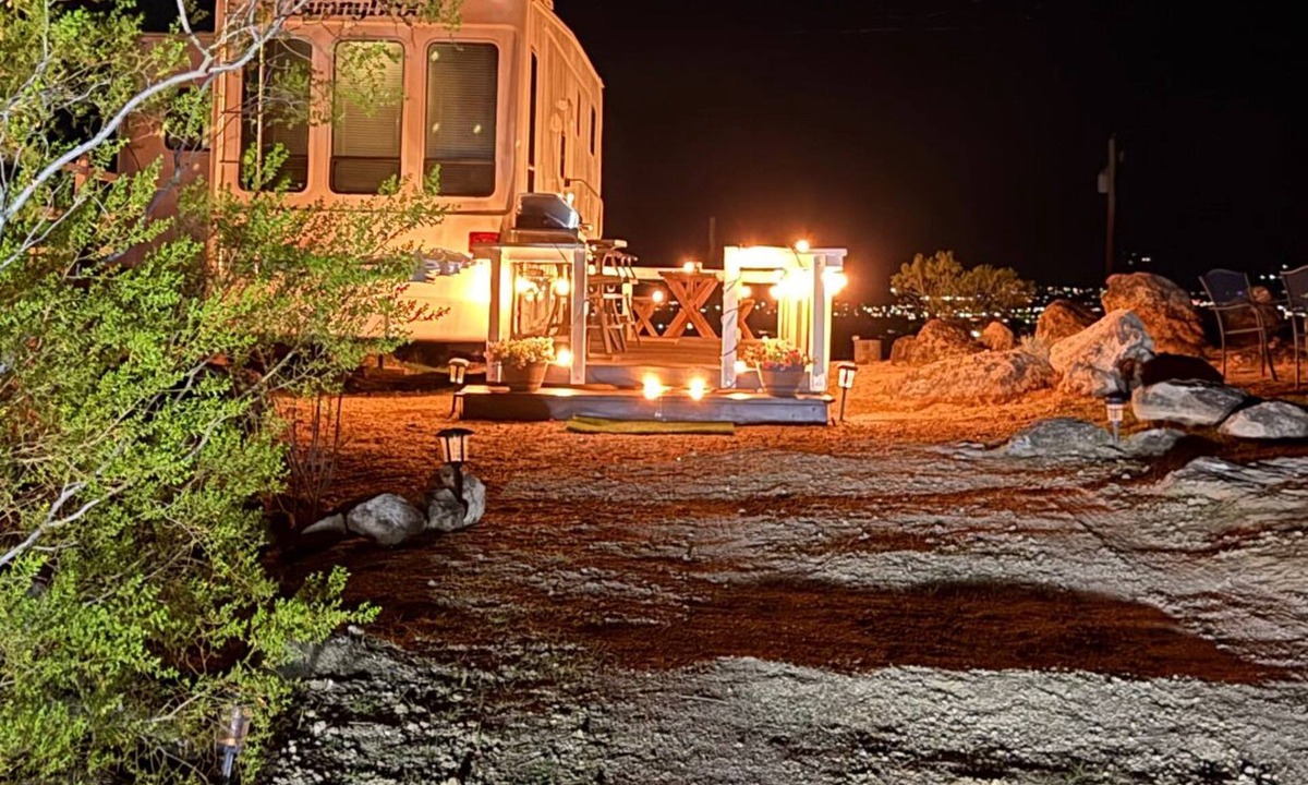 Kingman House | Beautiful trailer home on 20 acres. Panoramic desert views 18 min from Route 66