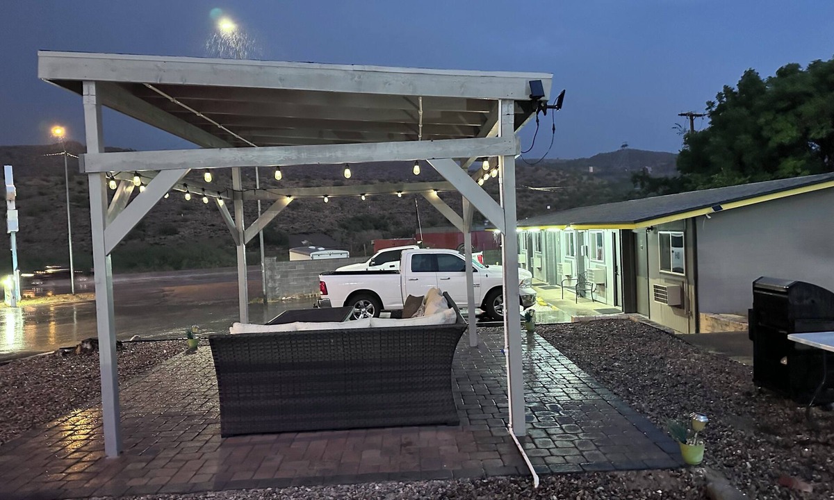 Globe Hotel | Belle-Aire Motel