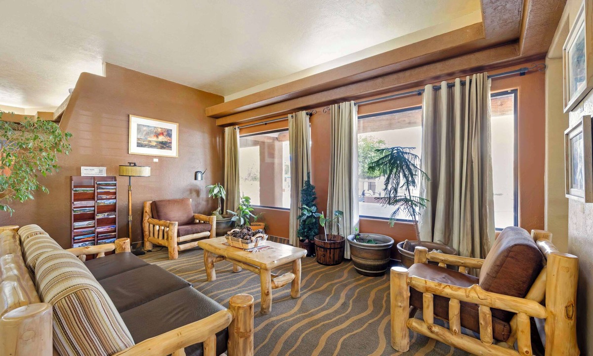 Zion National Park East Entrance Hotel | Best Western East Zion Thunderbird Lodge