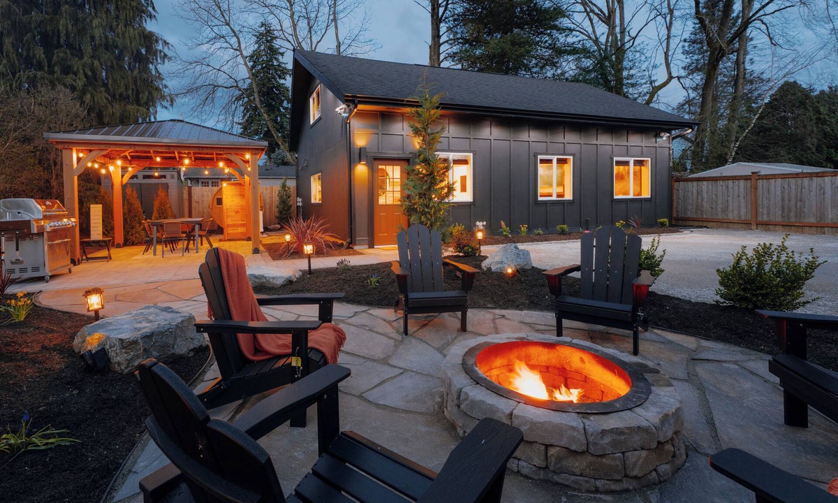 Everett House | Boutique Stay w/Covered Patio, Sauna, AC, Attic Hideaway + Mins to Water
