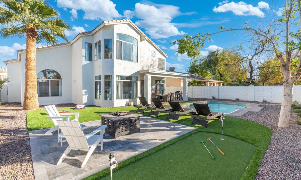 Chandler House | BRAND NEW Luxury 6BR Retreat Heated Pool Mini Putt Sleeps 18
