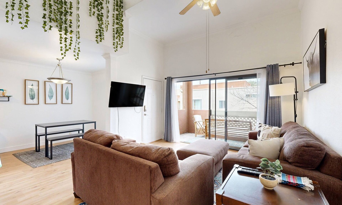 South Scottsdale Condo | Bright condo with pool, hot tub, gym & ideal downtown Scottsdale location