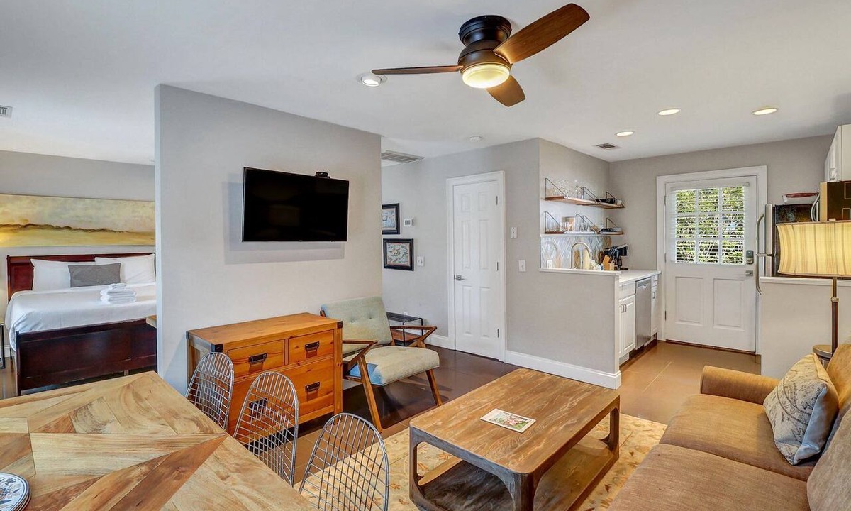 Historic District - North Apartment | Bright, Modern Carriage House off Crawford Square by Lucky Savannah