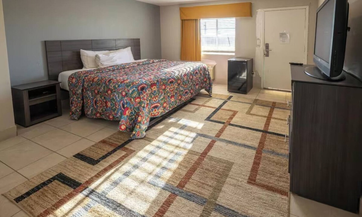 Mesa Hotel | Budget-Friendly w/One Queen Deluxe Near Phoenix Convention Center